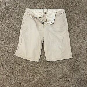 Abercrombie & Fitch
Khaki shorts